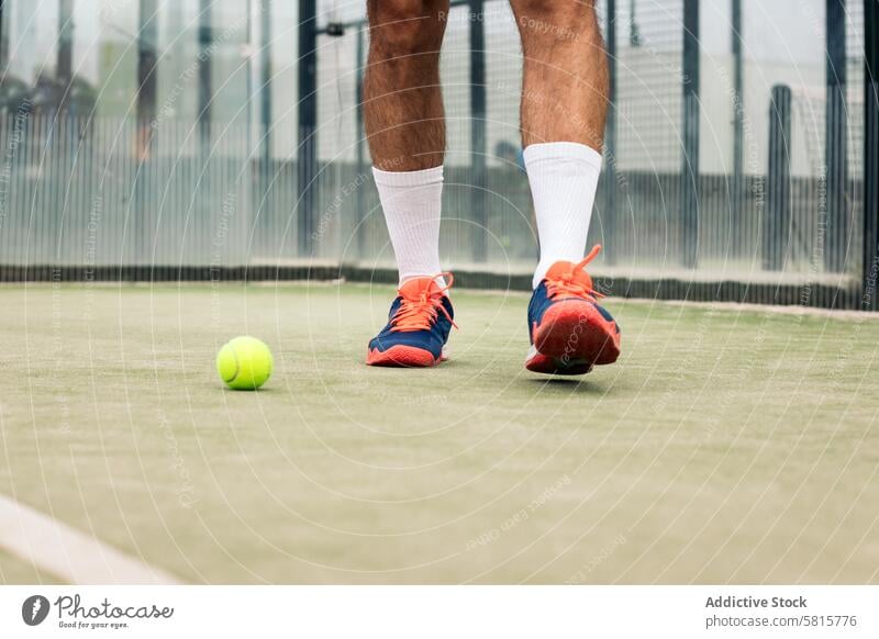 Paddle-Tennis-Spieler Nahaufnahme Foto der Sportschuhe und der Ball Paddel Fuß Turnschuh Gericht im Freien Textfreiraum laufen Schuhe Remmidemmi Erholung