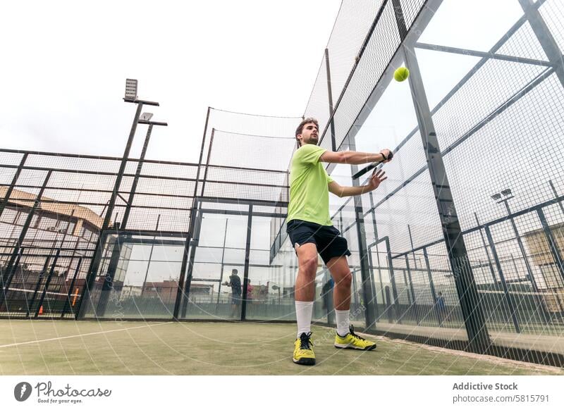 junger mann spielt paddeltennis. tiefer blickwinkel Tennis Paddel Sport Gericht Erholung Remmidemmi Spiel Lifestyle männlich Spieler Freizeit Aktion dienen Netz