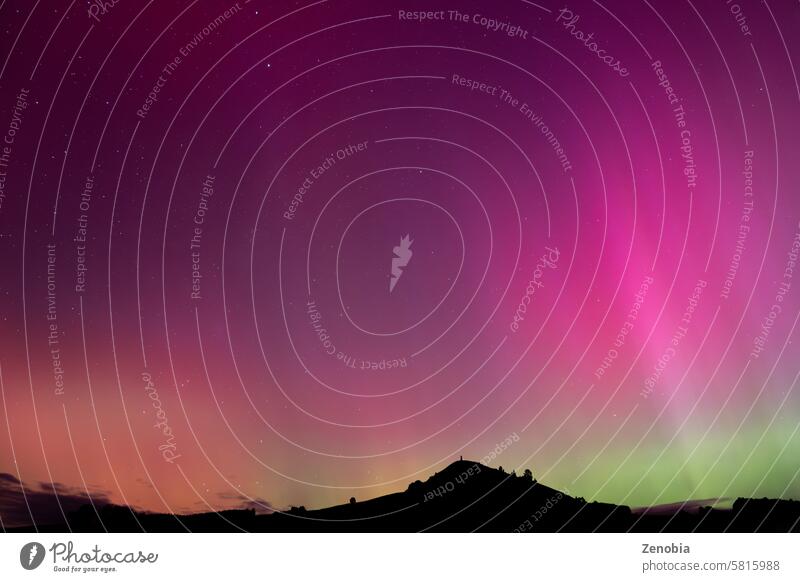 Aurora Australis über dem Berg Puketapu in Palmerston, Otago. Palmerston befindet sich auf der Südinsel Neuseelands, wo die Südlichter manchmal zu sehen sind.