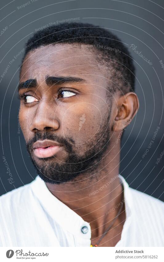 Schwarzer Mann in trendiger Kleidung in der Stadt Stil trendy Outfit Großstadt urban cool selbstbewusst Straße männlich ethnisch Afroamerikaner schwarz weiß