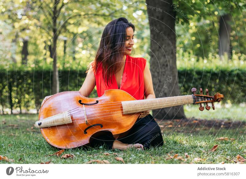 Frau mit Cello in einem Park Musiker Instrument Konzert Leistung Künstler Musical spielen im Freien Klassik Entertainment Orchester Melodie Symphonie Klang