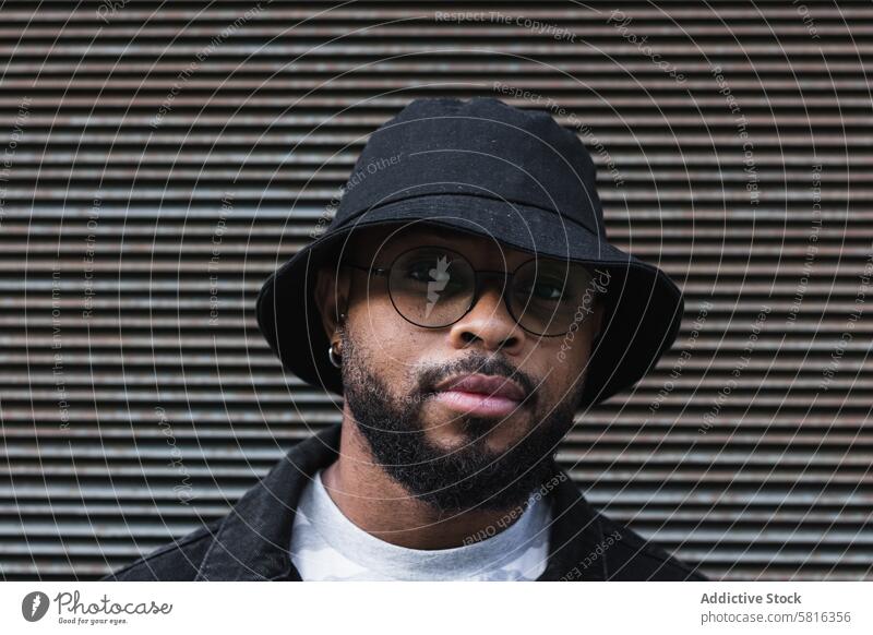 Zurück Hipster Mann in Hut Blick in die Kamera trendy Lächeln Vollbart Brille Optimist männlich Afroamerikaner schwarz ethnisch Outfit Stil positiv Freude