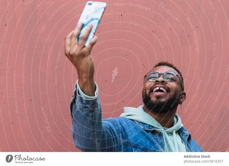 Glücklicher ethnischer Mann nimmt Selfie auf Smartphone Hipster heiter Mobile Telefon Fotografie benutzend fotografieren Erwachsener schwarz Afroamerikaner