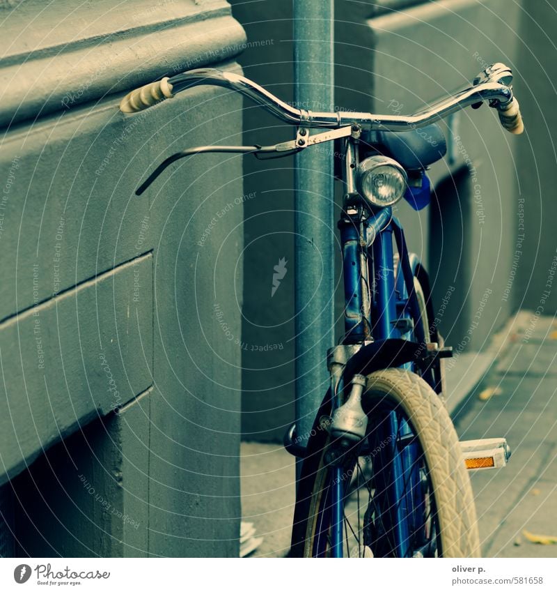 radnostalgie Verkehr Verkehrsmittel Straßenverkehr Fahrradfahren alt retro Stadt blau Nostalgie Güterverkehr & Logistik Farbfoto Außenaufnahme Menschenleer Tag