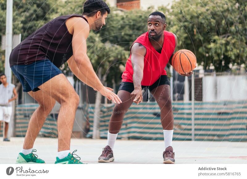 Männer dominieren den Basketballplatz Freunde rassenübergreifend Sport Spaß Korb jung Ball Spiel Gericht Team Lifestyle Spieler urban Training im Freien spielen