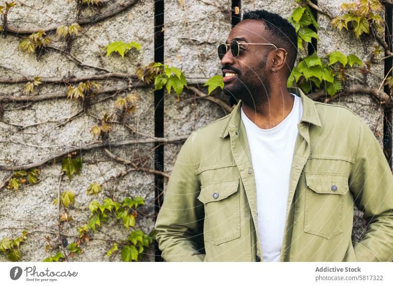 stilvoller und attraktiver afroamerikanischer junger Mann mit Sonnenbrille portrait männlich Porträt stylisch Afrikanisch gutaussehend Mode schwarz Model lässig