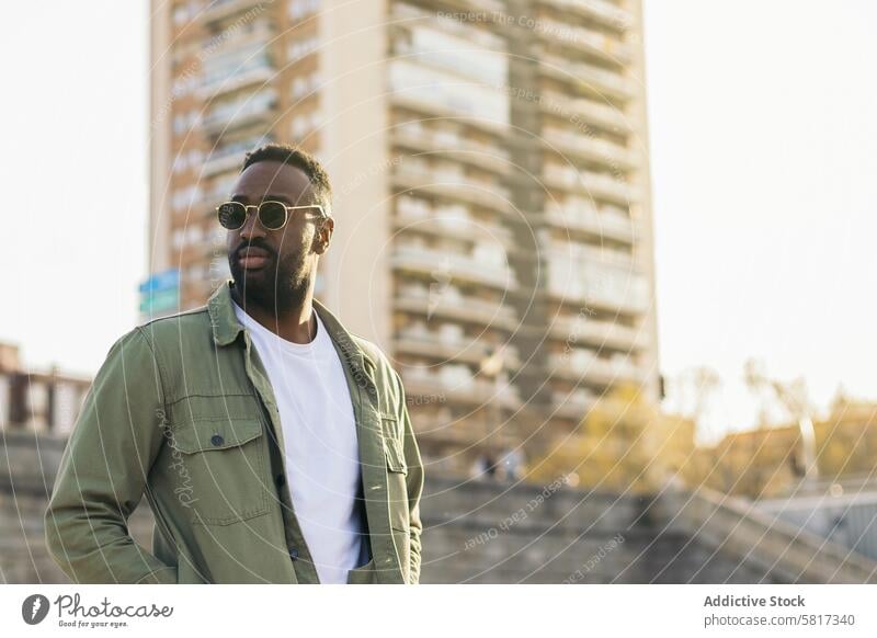 hübscher und attraktiver afroamerikanischer mann mit sonnenbrille. reflektiert sonnenlicht gutaussehend Afrikanisch Typ jung männlich schwarz Afro-Look Mann