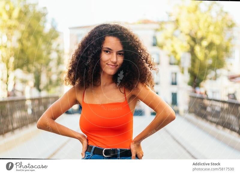 stilvolle Frau mit lockigem Haar Porträt stylisch Mädchen Glück jung Stil schön Person weiß Model Hintergrund attraktiv Lifestyle hübsch Frisur lässig Schönheit