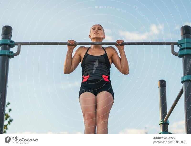 Frau Athleten tun Klimmzüge auf einer Bar im Freien. calisthenics Kalisthenisch Training Sport Fitness Übung ziehen Lifestyle Körper Person Gesundheit passen