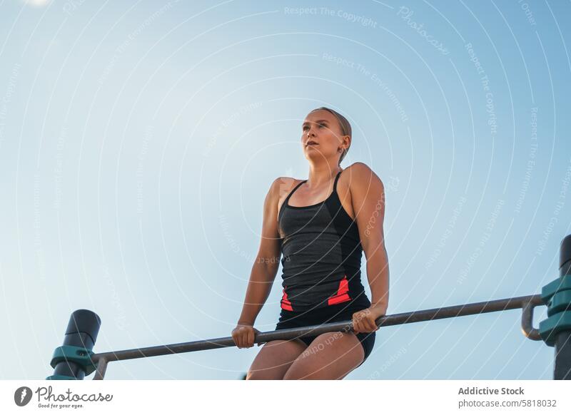 Frau Athletin macht Dips auf einer Bar im Freien. Calisthenics Training Fitness Kalisthenisch passen Sport stark jung Übung Lifestyle Gesundheit sportlich