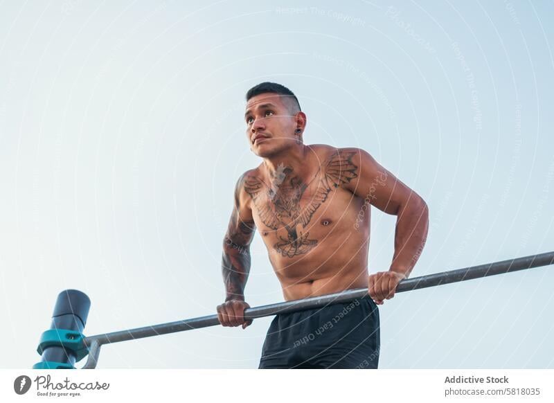 männlicher Athlet macht Dips an einer Stange im Freien Training Kalisthenisch passen Mann Fitness calisthenics stark Person sportlich Sport Lifestyle aktiv jung