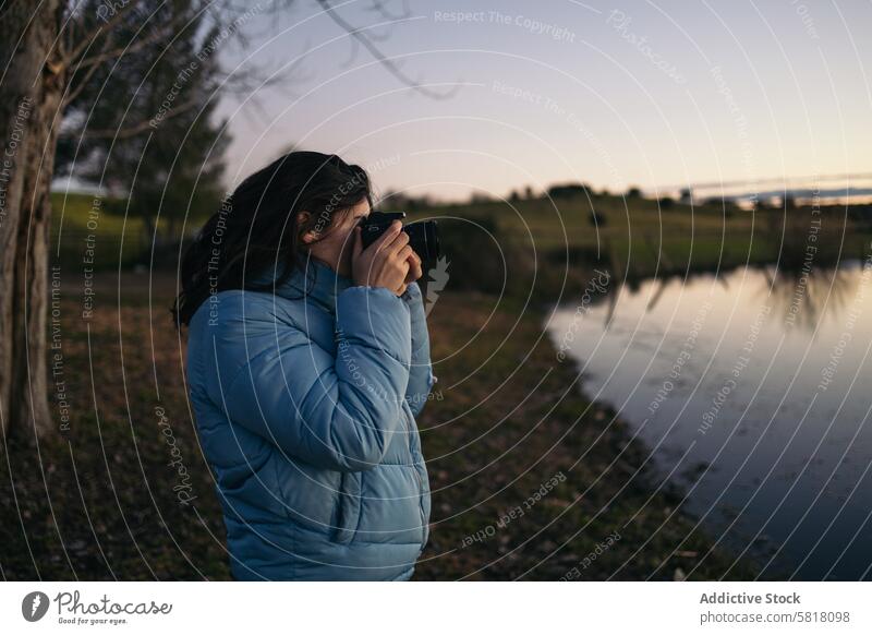 Fotografin, die einen See bei Sonnenuntergang fotografiert Natur Wasser Himmel Frau reisen Lifestyle Landschaft Ansicht Szene im Freien Windstille Frieden