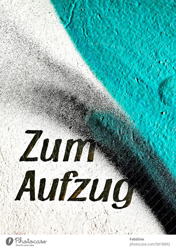 Der Hinweis "Zum Aufzug" wurde durch ein Graffiti im Lost Place aufgepeeppt. Wand Schriftzeichen Fassade Straßenkunst Wandmalereien Kreativität Kunst Buchstaben