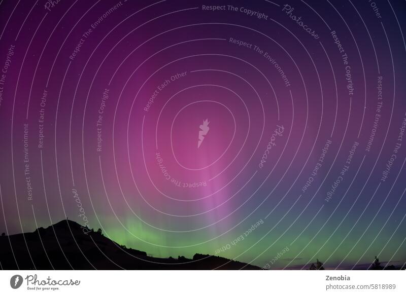 Aurora Australis über dem Berg Puketapu in Palmerston, Otago. Palmerston befindet sich auf der Südinsel Neuseelands, wo die Südlichter manchmal zu sehen sind.