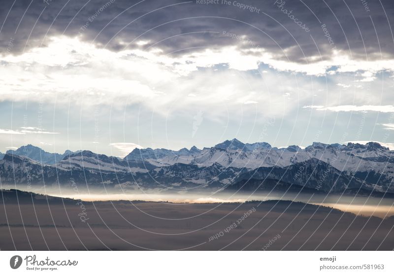 Licht & Schatten Umwelt Natur Landschaft Himmel Wolken Winter Klima Wetter Alpen Berge u. Gebirge Gipfel Schneebedeckte Gipfel natürlich blau Schweiz Farbfoto