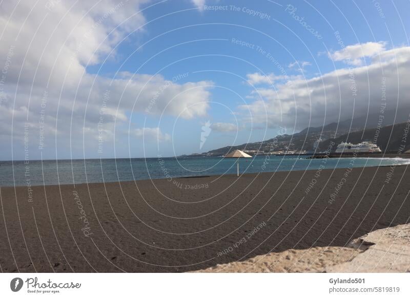 Playa auf der Kanareninsel La Palma mit einem einzigen Sonnenschirm Strand schwarzer Strand MEER Sommerurlaub Sonnenschirm-Strand Sommerreise Sommerstrand