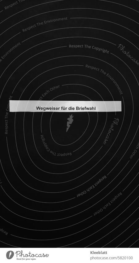 Wegweiser für die Briefwahl - schwarze Buchstaben auf weißen Papierstreifen - schwarzer Hintergrund Wahl Auswahl Wahlkampf Wahlen Wähler Regierung Parlament