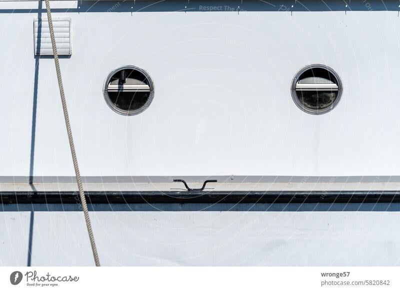 Spaßige Bordwand eines Bootes Schiff Bullaugen Festmacher spaßig Wasserfahrzeug maritim Hafen Außenaufnahme Menschenleer Farbfoto Nahaufnahme Detailaufnahme