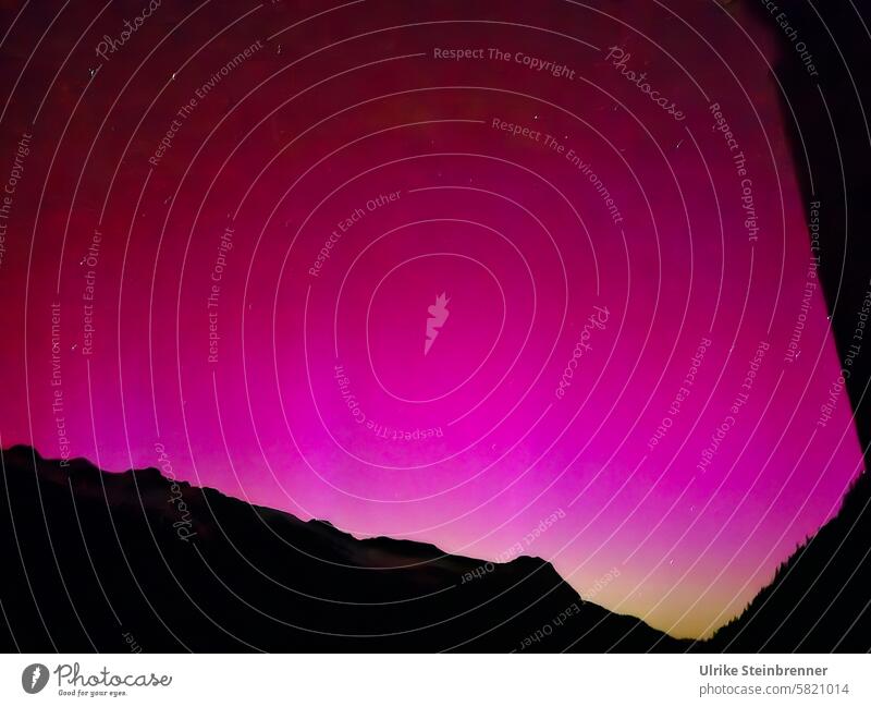 Polarlicht in den österreichischen Alpen Nordlicht Aurora borealis Leuchterscheinung Sonnenwind Sonnenaktivität Sonnensturm Himmel Gargellen Nacht Nachthimmel