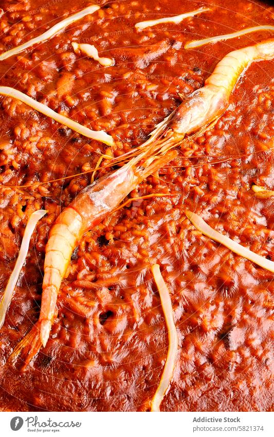 Traditionelle Meeresfrüchte-Paella mit ganzer Garnele in Nahaufnahme Krabbe Reis traditionell Spanisch Küche Bohnenkraut Speise Mahlzeit Textur Tomate Safran