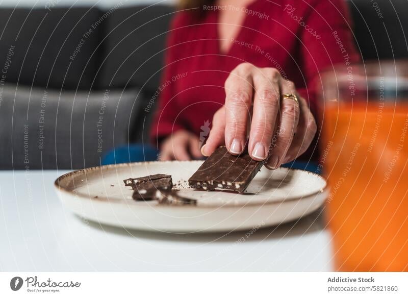 Frau wählt ein Stück Schokolade bei Hypoglykämie Hand Teller Abhilfe Gesundheit Zucker Snack Leckerbissen Glukose schnell diätetisch Management Unterzuckerung