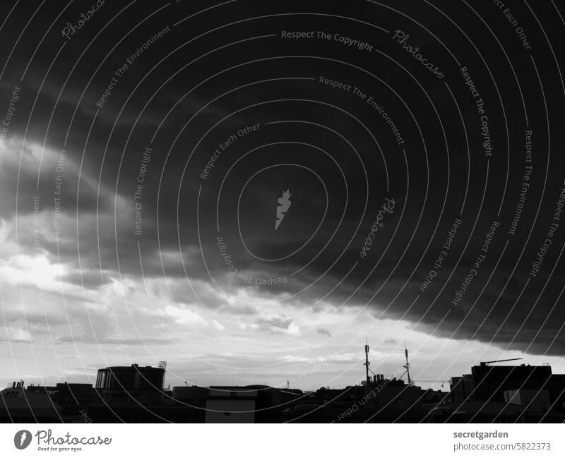Miese Stimmung Gewitterwollken Stadt Horizont Schwarzweißfoto stimmungsvoll Wolken Wetter Sturm Regen Unwetter Himmel schlechtes Wetter dunkel Gewitterwolken