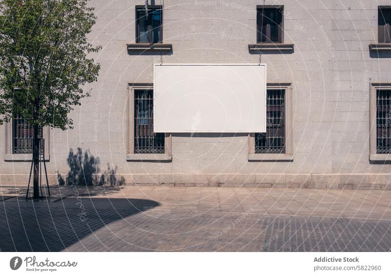 Blank Billboard Mockup auf einem Gebäude in Madrid Plakatwand Attrappe blanko Werbung Außenseite Wand urban Stadtbild Hinweisschild Anzeige Straße