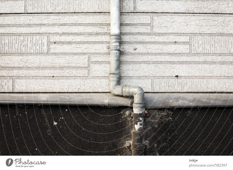 Regenrohr Menschenleer Bauwerk Mauer Wand Fassade dünn lang grau schwarz kaputt abwärts vertikal Farbfoto Gedeckte Farben Außenaufnahme Studioaufnahme