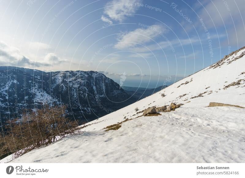 Berge des Naturparks Madonie im Winter mit Schnee bedeckt an einem sonnigen Tag, Sizilien, Italien Berge u. Gebirge Landschaft reisen madonie Himmel Tourismus