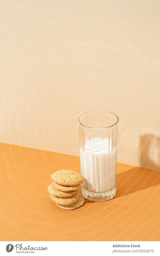 Haferflockenkekse mit einem Glas Milch auf einem Tisch Haferflockenplätzchen melken Stapel Knusprig Snack erfrischend Getränk Molkerei orangefarbene Oberfläche