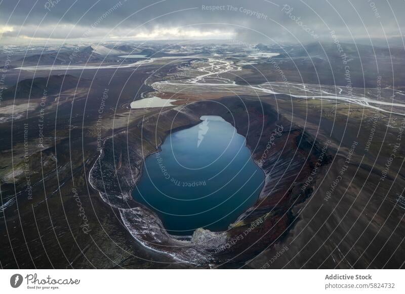 Luftaufnahme eines ruhigen Hochlandsees Antenne Ansicht See Landschaft Gelassenheit robust Gelände Stimmung Himmel einfangen Natur malerisch Schönheit im Freien