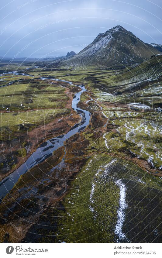 Hochlandlandschaft aus der Luft mit Serpentinenfluss Antenne Landschaft Fluss Berge u. Gebirge Schnee Natur malerisch Ansicht im Freien Wildnis reisen