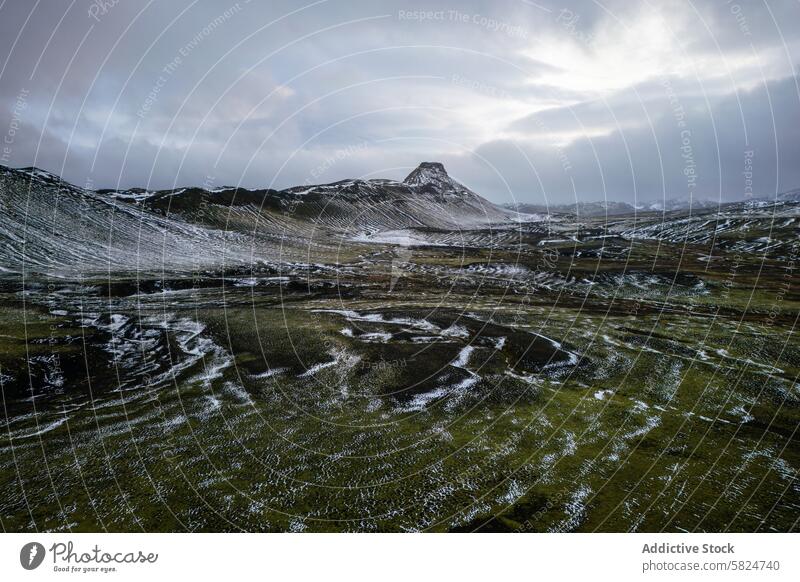 Luftpanorama des verschneiten Erial-Hochlandes Antenne Ansicht erial Highlands Landschaft Panorama Schnee Staubwischen grün Moos Gelände wellig im Freien Natur