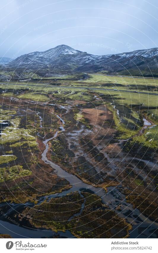 Gelassenes Hochland in der Luft mit mäanderndem Fluss und schneebedeckten Gipfeln Antenne Berge u. Gebirge Schnee Irrfahrt Landschaft Natur Gelassenheit riesig