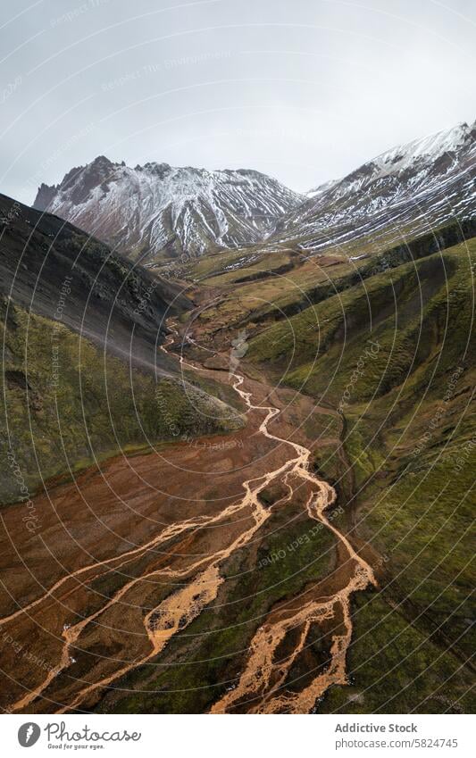 Schneebedeckte Berggipfel mit gewundenem Feldweg Berge u. Gebirge Gelände Gipfel robust Landschaft Hügel Ansicht schneebedeckt geschlängelt Erde natürlich