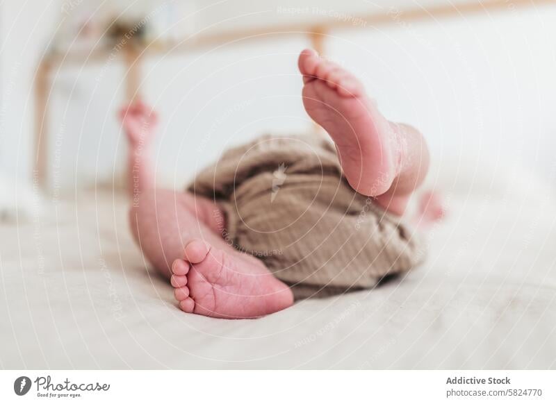 Friedliches Baby schläft auf weichem Bett Fuß schlafen friedlich Unschuld Kindheit gemütlich Decke winzig Haut Mittagsschlaf aussruhen Pflege Liebe neugeboren