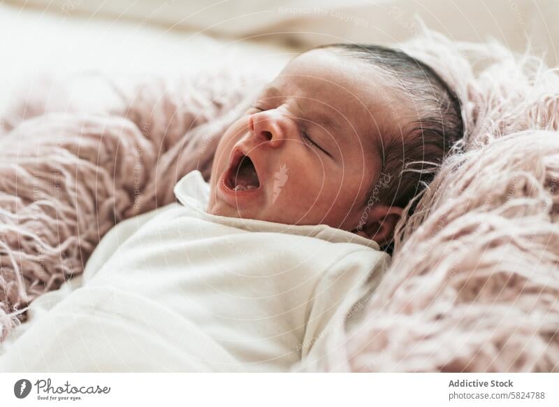 Neugeborenes Baby gähnt, eingewickelt in eine rosa Decke neugeboren gähnen wickeln Unschuld Frieden Leben weich schläfrig Säugling niedlich Kind winzig