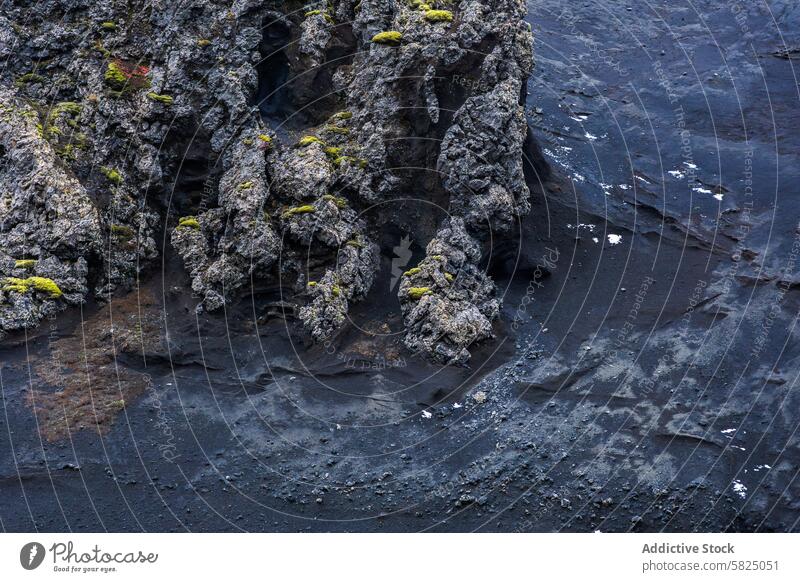 Zerklüftete Vulkanlandschaft mit Flechten in Island Highlands vulkanisch Felsen Textur Landschaft robust dunkel Boden geologisch natürlich Wildnis im Freien