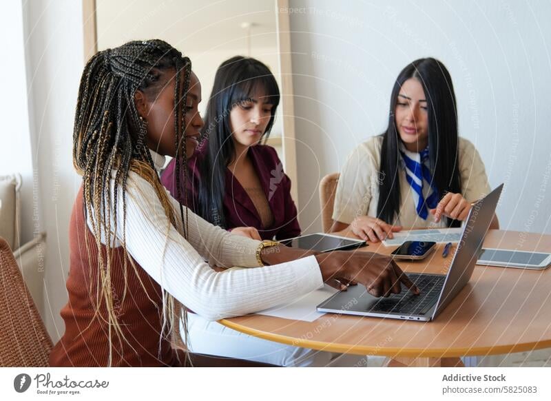 Drei unterschiedliche Frauen, die an einem Projekt zu Hause zusammenarbeiten Arbeit heimwärts Laptop Zusammenarbeit Büro Vielfalt Teamwork Technik & Technologie