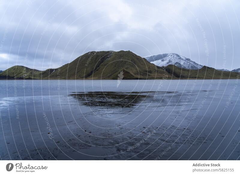 Gelassenes isländisches Hochland mit schneebedeckten Gipfeln und See Island Gelassenheit grün Hügel verschneite Stimmung Himmel Landschaft Natur abgelegen