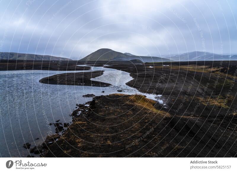 Ruhige Flusslandschaft im Hochland von Island Highlands Landschaft vulkanisch Gelände Berge Stimmung Himmel Natur im Freien reisen Ausflugsziel Gelassenheit