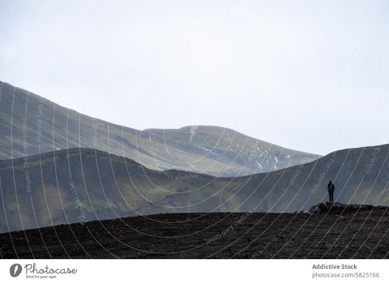 Einsame Gestalt inmitten des weiten Hochlands von Island Highlands Einsamkeit Person Natur Landschaft im Freien Weite Gelassenheit Isolation Hoheit Figur Stehen