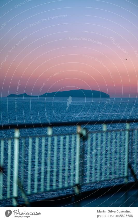 Sonnenaufgang von der Fähre von Barcelona nach Ibiza im Sommer 2024 Architektur Hintergrund Strand schön blau Boot Großstadt Cloud Wolken farbenfroh