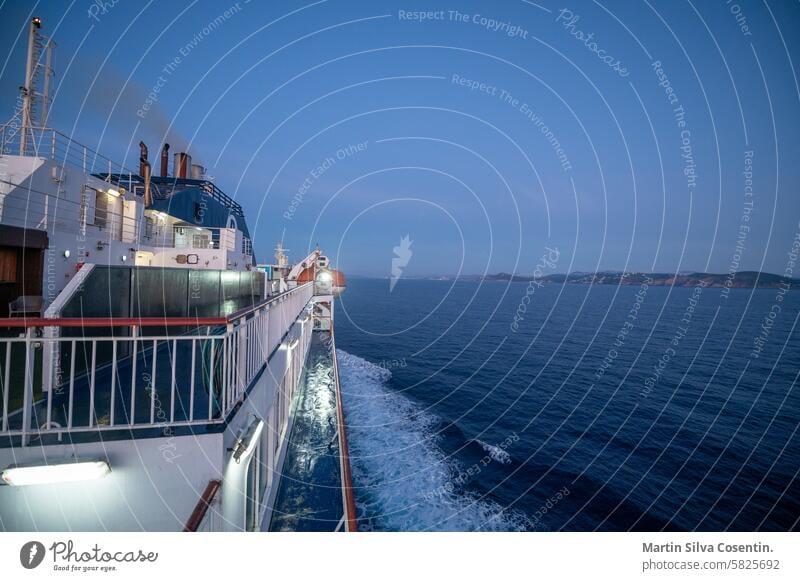 Sonnenaufgang von der Fähre von Barcelona nach Ibiza im Sommer 2024 Architektur Hintergrund Strand schön blau Boot Großstadt Cloud Wolken farbenfroh