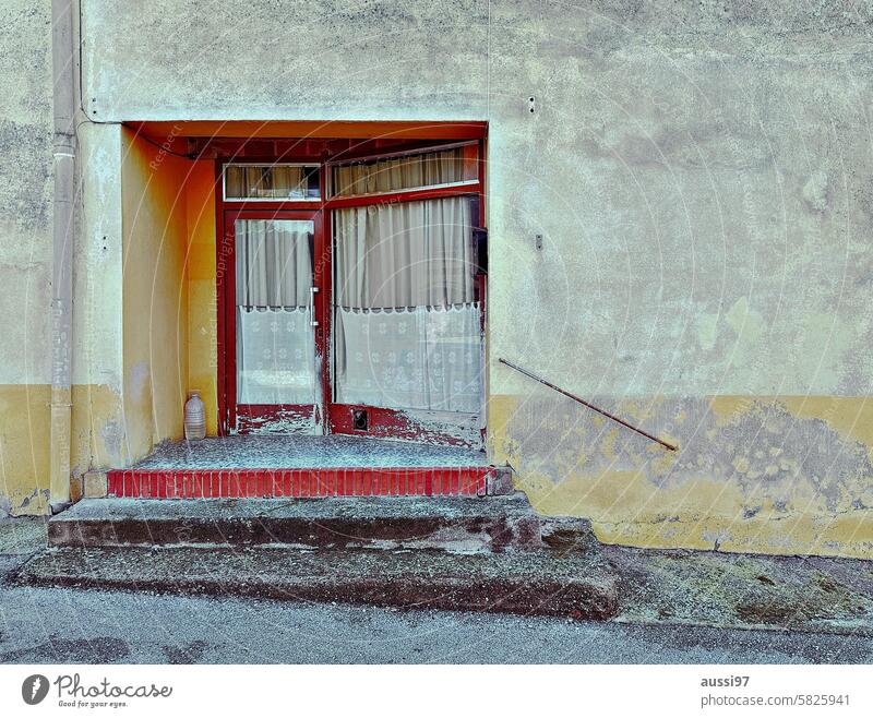 Süßigkeiten , 10 Pfennig Menschenleer Wand Außenaufnahme Fassade Spanien Parkverbot Mauer Gebäude verfallen alt Farbfoto Korrosion Business Haus Fenster