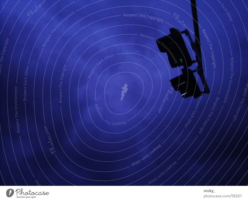 montag morgen an der ampel... Nebel Wolken Horizont Ampel grün schwarz weiß hell-blau Morgen Treppe Himmel grünes licht ein ampelmännchen raser hemmend