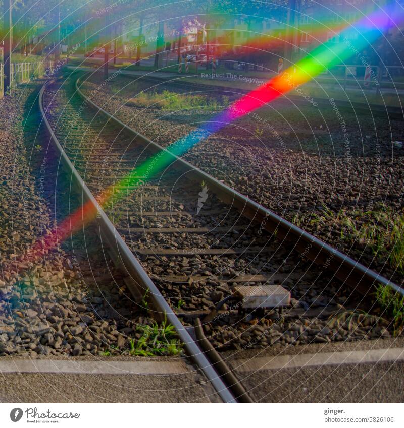 Wir erreichen in wenigen Minuten Neuzauberland - Straßenbahnschienen - Fotografie mit Prismen und Filtern Lensbaby Omni Filter System Lichtstrahlen bunt blau