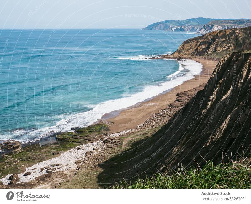 Ruhiger Meerblick mit Sandstrand und Felsenklippen Strand Klippe Landschaft Gelassenheit blau Wasser sandig felsig Himmel übersichtlich Küste malerisch ruhig