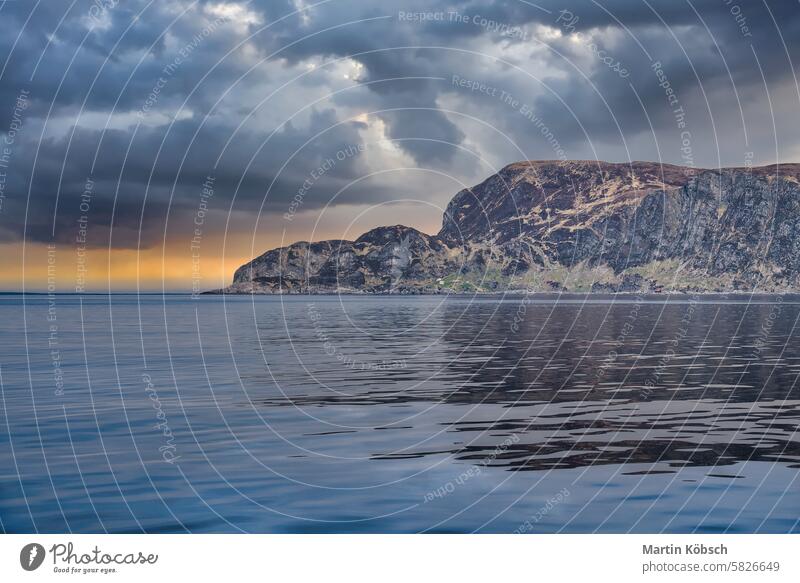 Blick vom Meer auf das Westkap in Norwegen unter einem dramatischen Himmel. Wellen und Felsen Westkap. Fjord MEER atlantisch Wildnis Horizont Küste Cloud