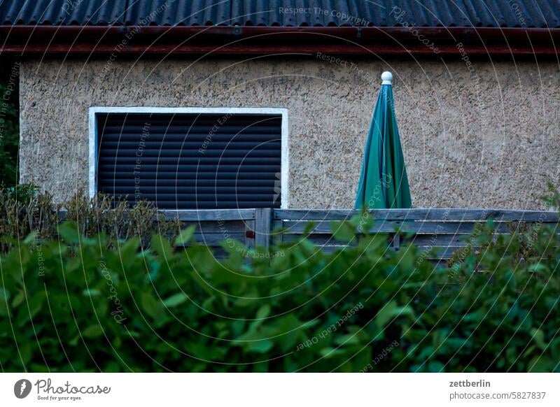 Geschlossenes Fenster abend dunkel dämmerung erholung ferien garten hecke kleingarten kleingartenkolonie menschenleer nachbarschaft natur pflanze ruhe saison